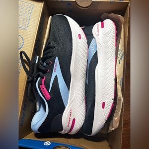 BRAND NEW Brooks ghost max. Women size 9.5